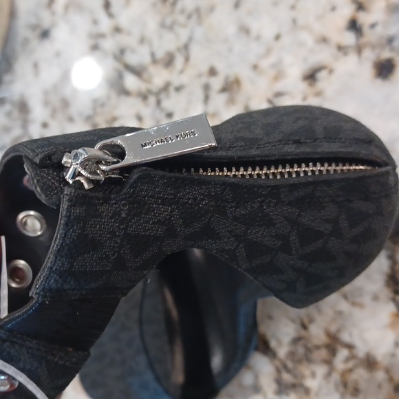 Michael Kors Women's Kelli Logo Print Charm Detail Sandals SZ 10 New - Picture 8 of 16